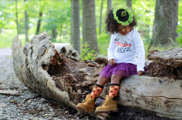 Little girl wearing shirt that says Scream Queen